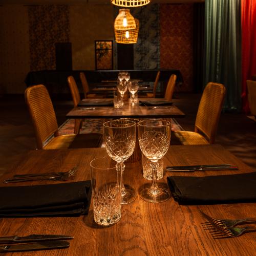 Vy över dukade bord vid restaurangen Compagniet vid Hotell Arkipelag.