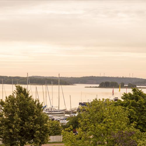 Utsikt i skymningen över havsviken utanför Hotell Arkipelag.