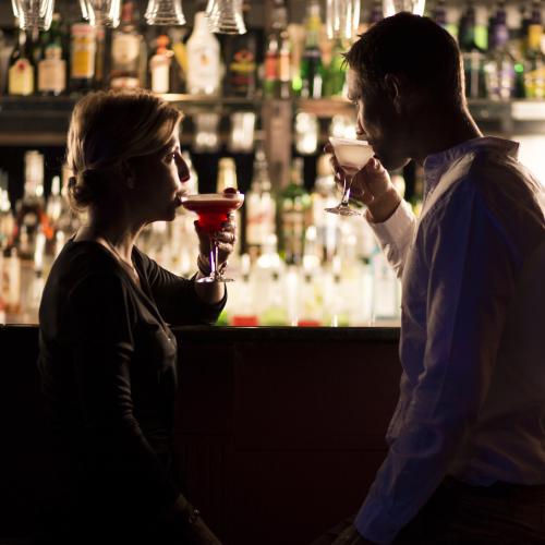 Par dricker drinkar i nattklubben på Hotell Arkipelag.