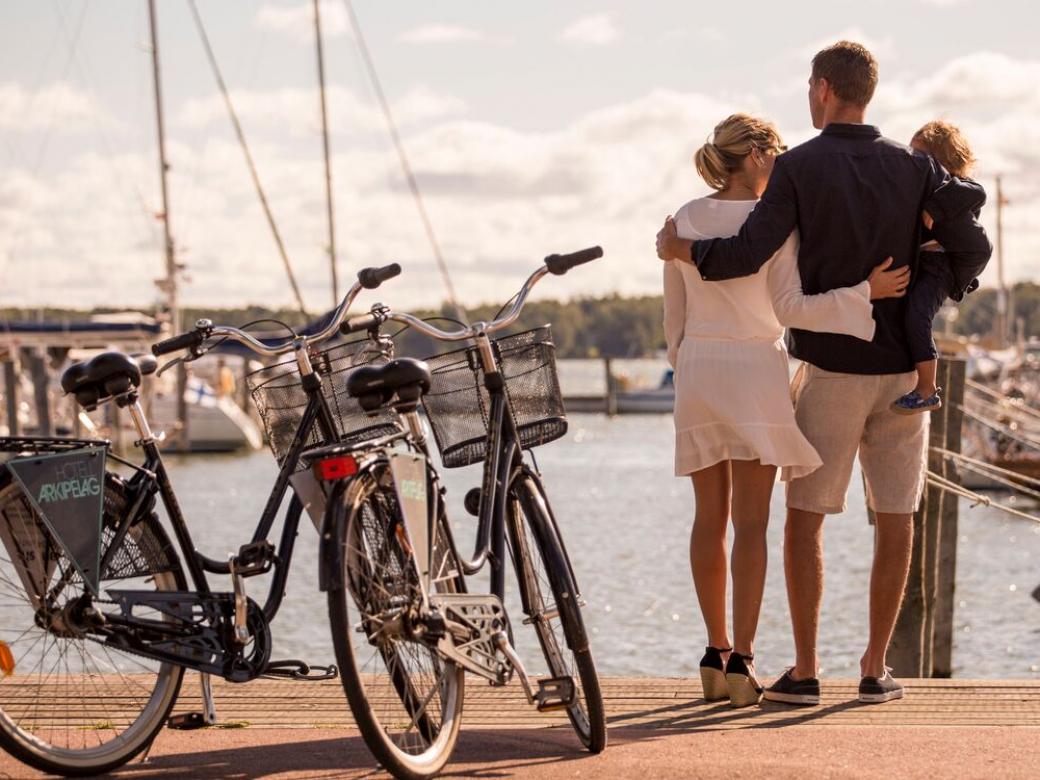 Familj med cyklar vid MSF gästhamn i Mariehamn.