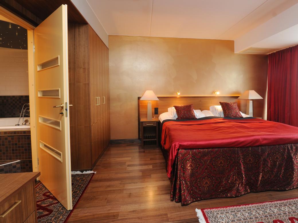 Vy över master bedroom i Anders Wiklöf-sviten på Hotell Arkipelag.